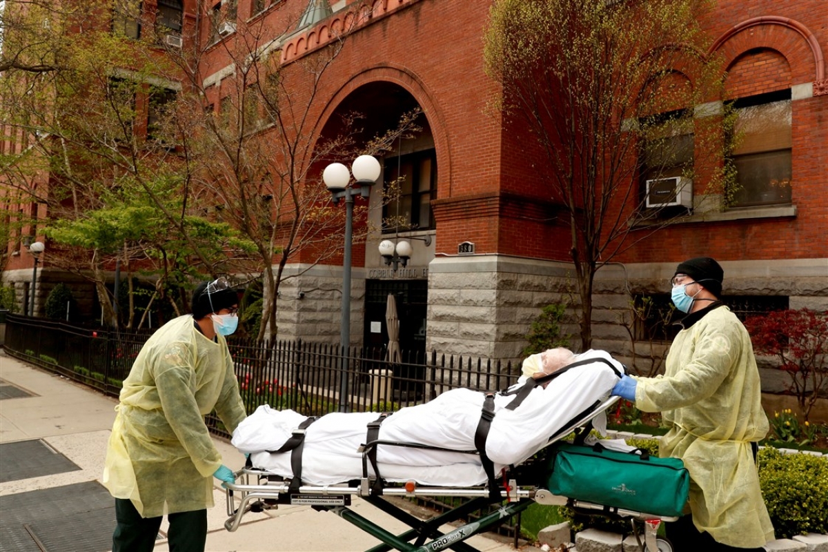 Nhân viên y tế đưa bệnh nhân ra khỏi viện dưỡng lão Cobble Hill Health Center, New York. Ảnh: Reuters 