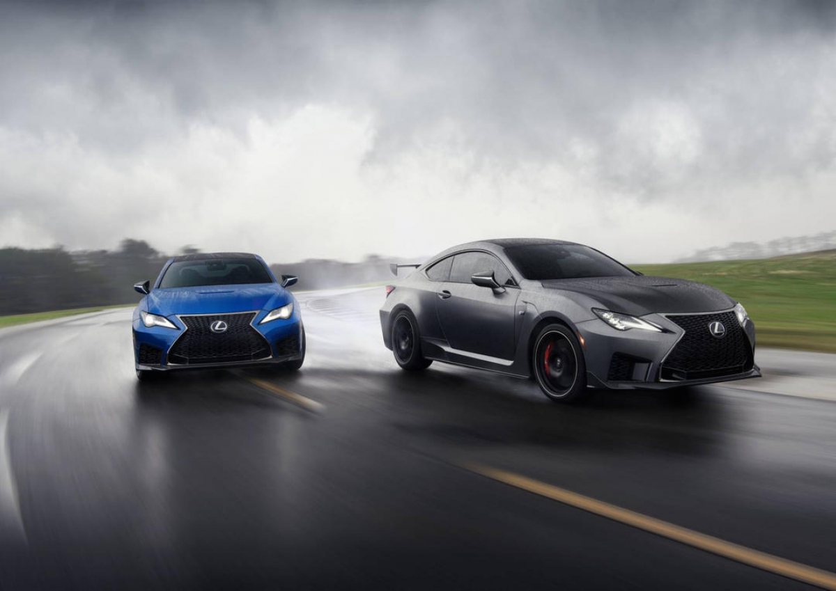 Ở ngoại thất, dường như không có sự thay đổi được Lexus thực hiện lên RC F ở đời xe này. Đầu xe vẫn sở hữu các chi tiết khí động học tăng cường cũng như bộ đèn pha Premium Triple-Beam LED đẹp mắt.