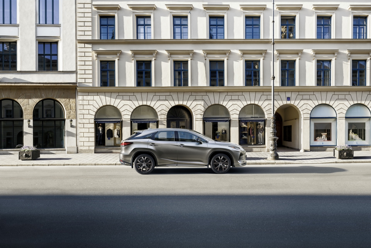 Hệ thống an toàn Lexus + trang bị cho xe hệ thống an toàn hỗ trợ người lái, bao gồm: Hệ thống cảnh báo tiền va chạm có thể phát hiện người đi bộ vào ban đêm và người đi xe đạp vào ban ngày.
