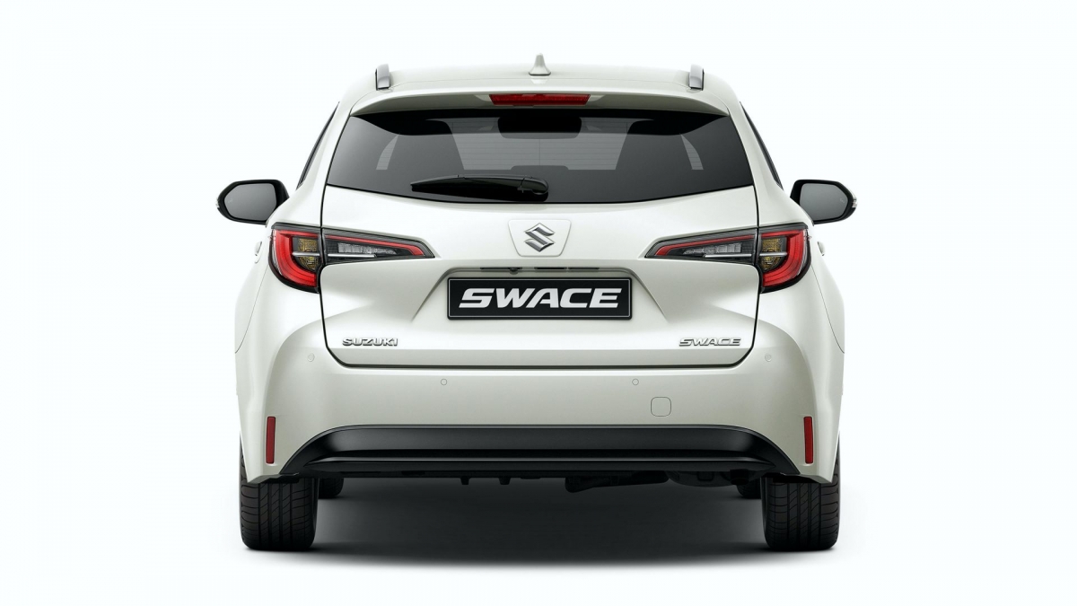 Swace là phiên bản thứ 2 dành cho thị trường Châu Âu của Suzuki dựa trên một chiếc Toyota, sau khi chiếc Across được công bố vào tháng 7, về cơ bản là một chiếc RAV4 PHEV với logo Suzuki.