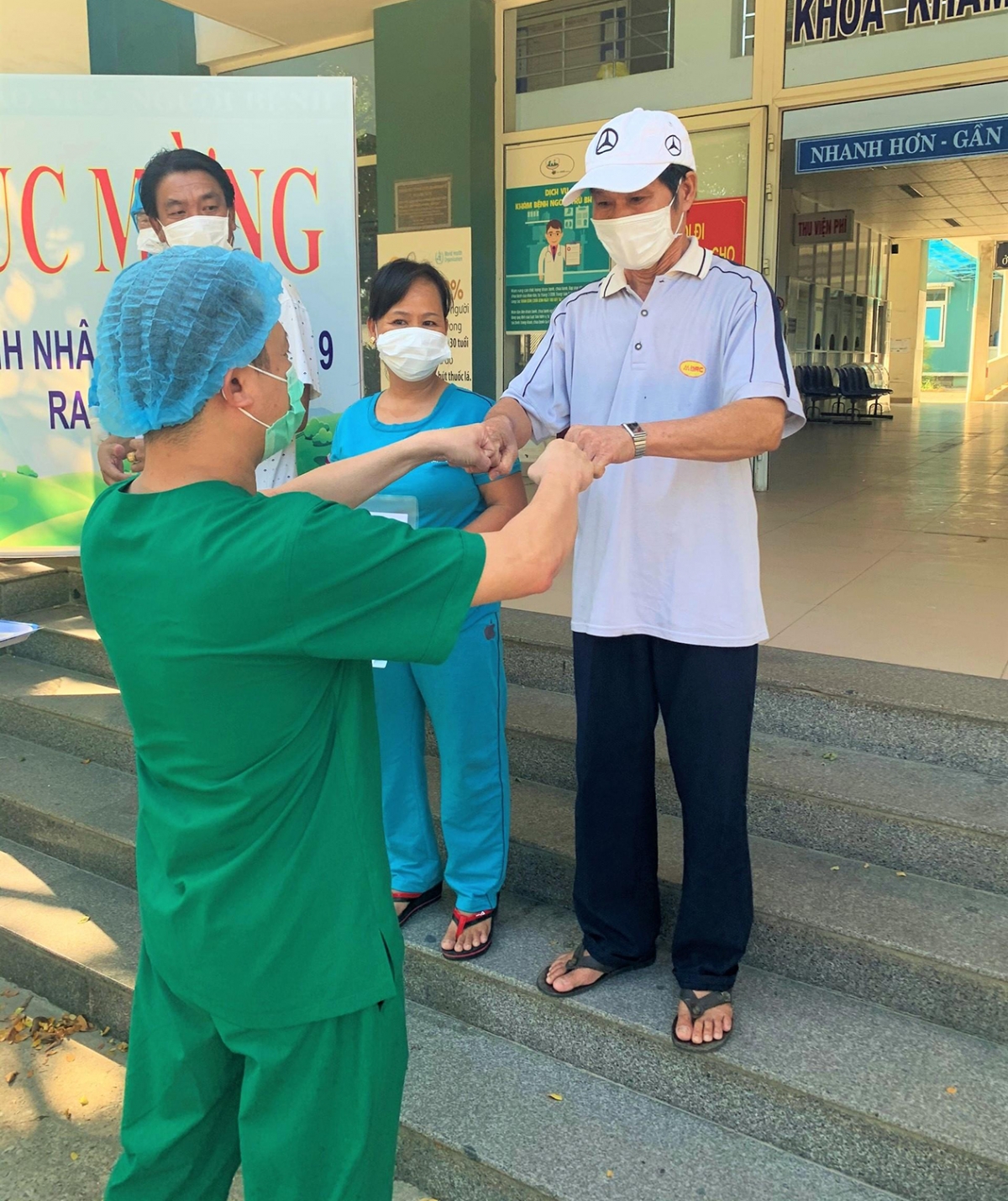 Bác sĩ Nguyễn Đại Vĩnh - Giám đốc Bệnh viện dã chiến chúc mừng bệnh nhân ra viện.