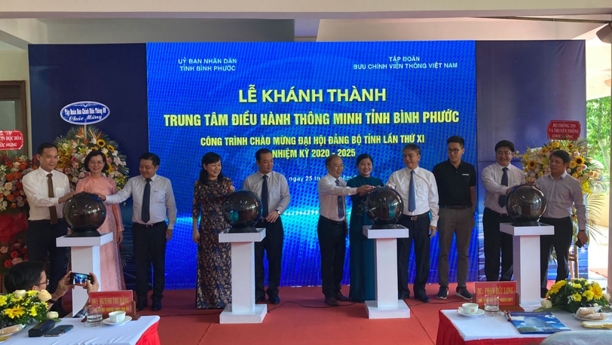 Các đại biểu bấm nút khánh thành Trung tâm điều hành thông minh tỉnh Bình Phước