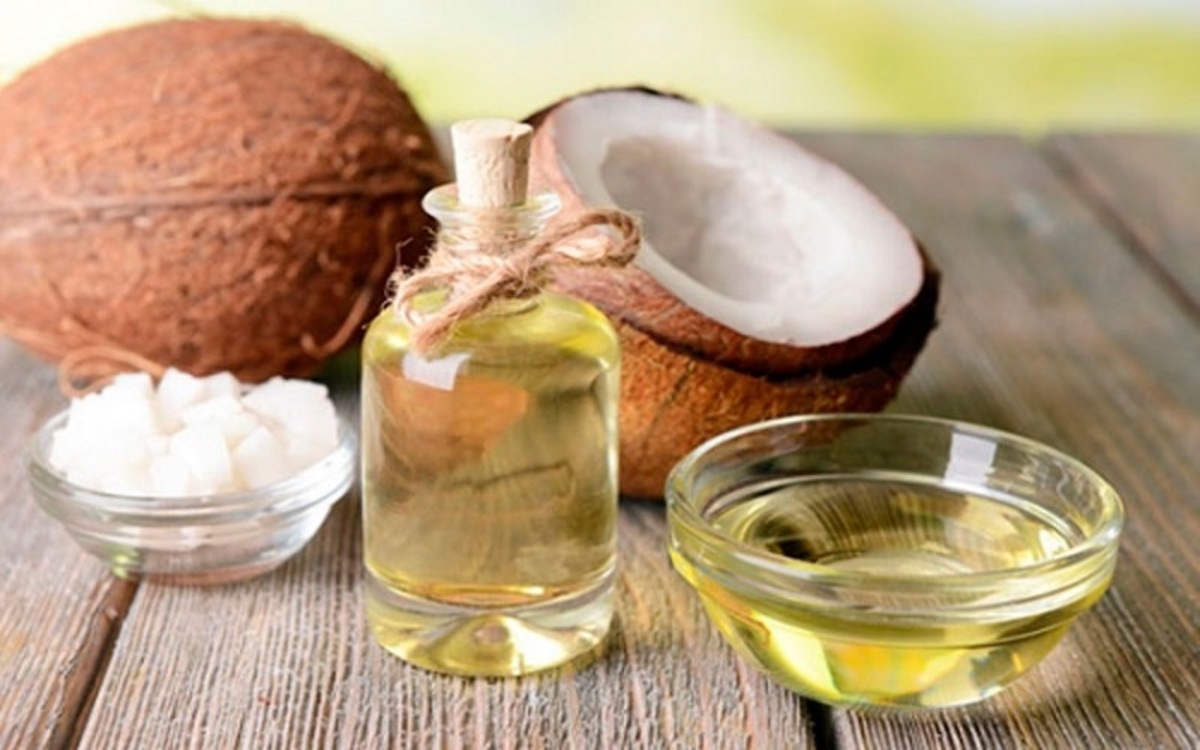 Dầu dừa có chứa vitamin E, chất chống oxy hóa, axit lauric rất có lợi cho tóc của người lớn lẫn trẻ nhỏ giúp bảo vệ bé khỏi sự hư tổn, gãy rụng.