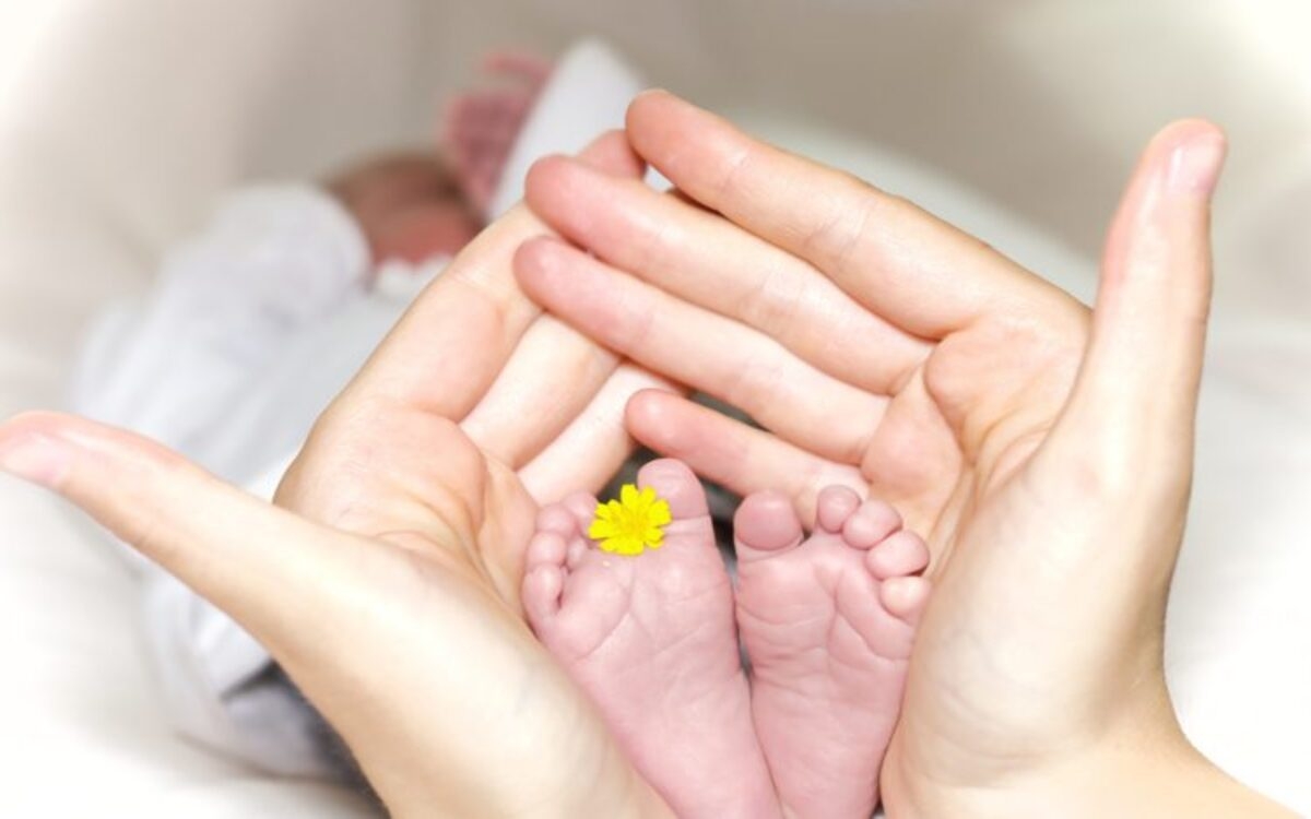 Luôn quan sát bé để nắm được những thay đổi nhỏ như màu phân, số lần đi tiểu... qua đó ngăn ngừa những sự cố nguy hiểm.