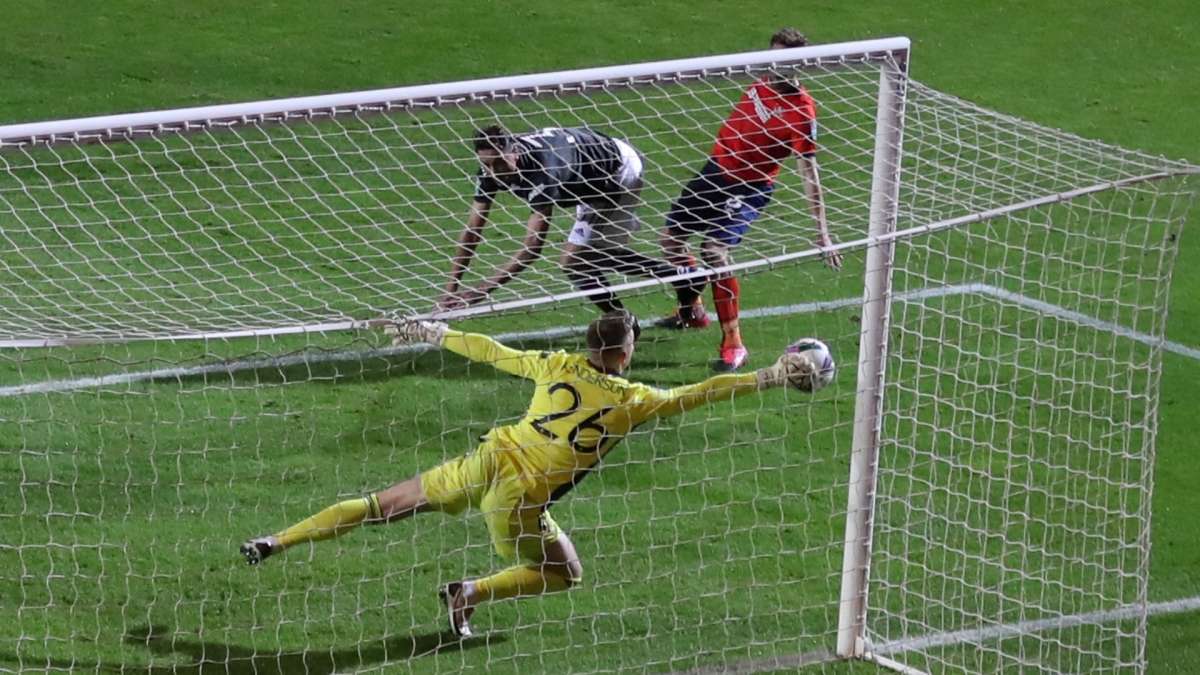 Thủ thành 23 tuổi đã có pha cản phá xuất sắc cơ hội nguy hiểm của Luton Town ở phút 80.