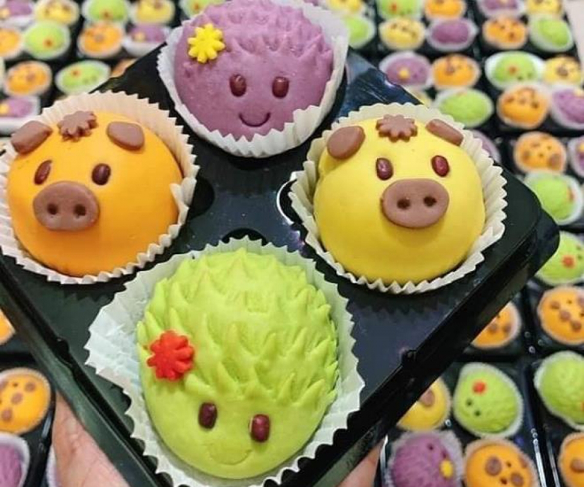 Hộp này 4 chiếc giá 99.000 đồng, đa phần được làm thủ công với nhiều vị nhân như lá dứa, đậu xanh, khoai môn, chocolate... (Ảnh: VnExpress)