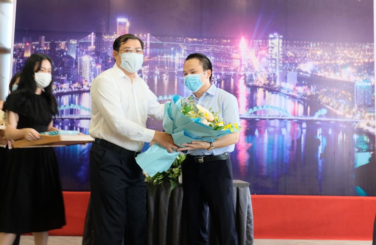 Ông Huỳnh Đức Thơ, Chủ tịch UBND thành phố Đà Nẵng tặng hoa cho đại diện đoàn Hải Phòng.