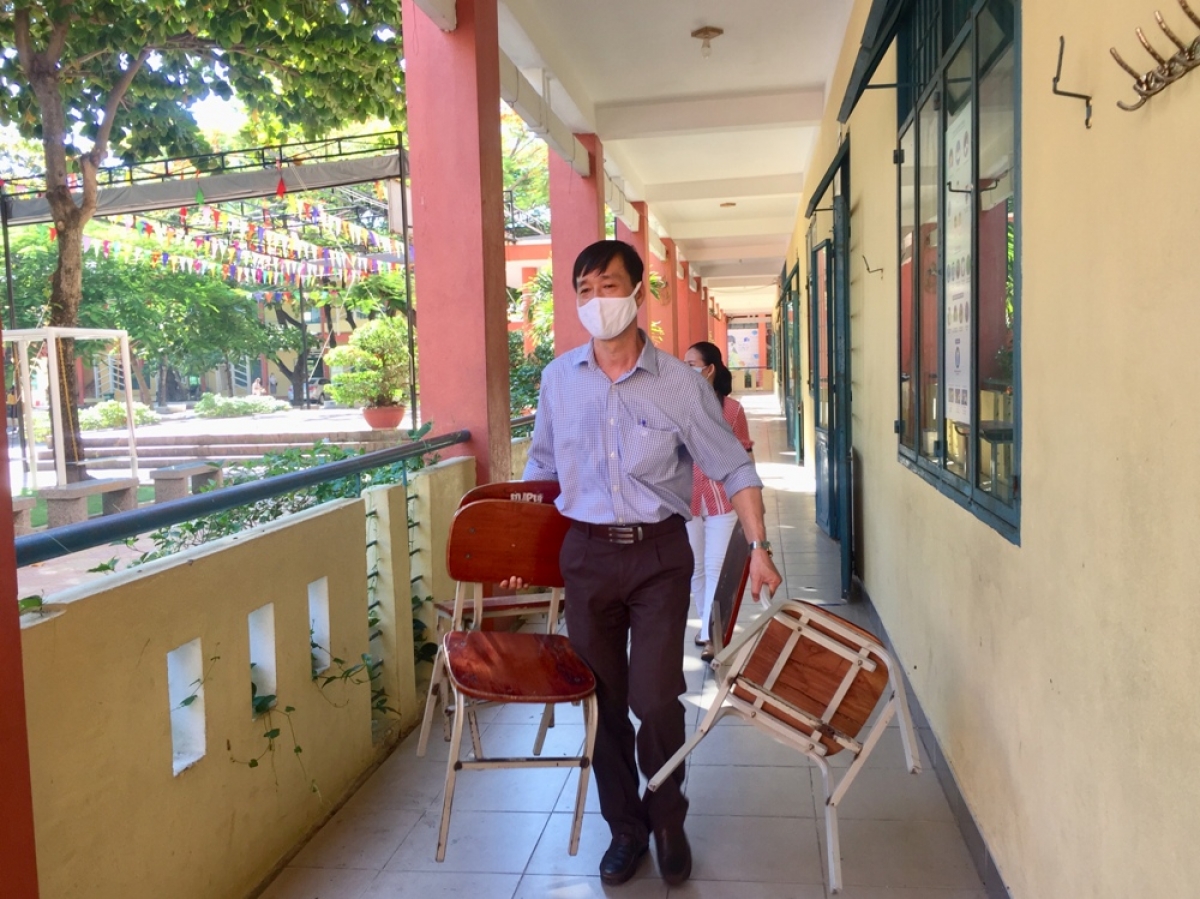 Dụng cụ học tập bàn ghế đều được lau chùi khử khuẩn sạch sẽ.