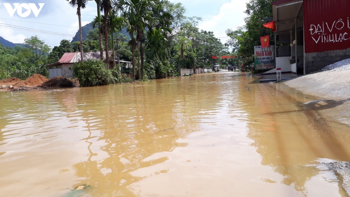Tuyến đường mênh mông nước ở xã Minh Tiến.