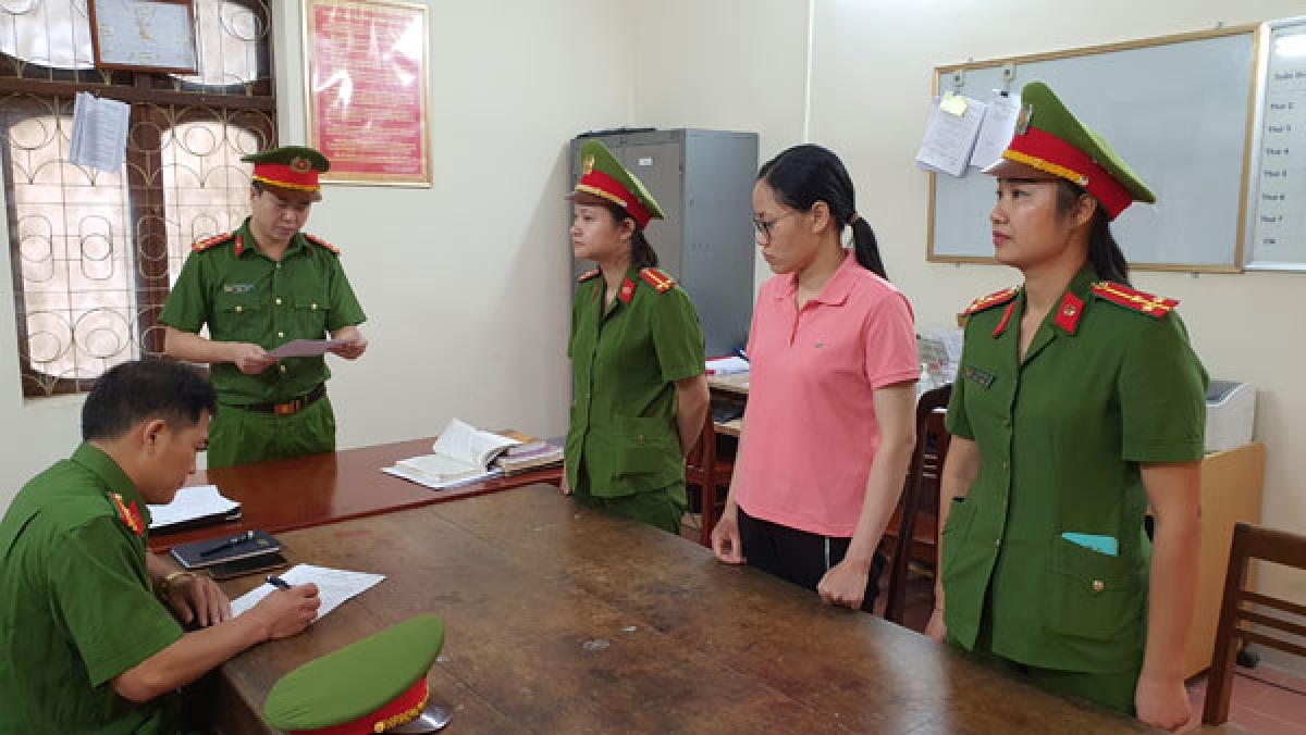 Cơ quan CSĐT tống đạt các Quyết định khởi tố vụ án, khởi tố bị can đối với Nguyễn Thị Hồng Trang.