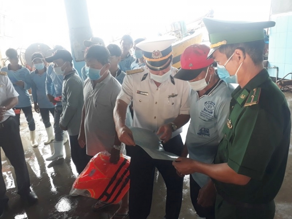 Đại tá Đặng Mạnh Hùng đang trao đổi, tuyên truyền pháp luật cho ngư dân trước khi ra khơi.