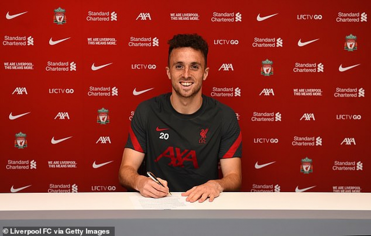 Tiền đạo người Bồ Đào Nha ký hợp đồng 5 năm với đội chủ sân Anfield.