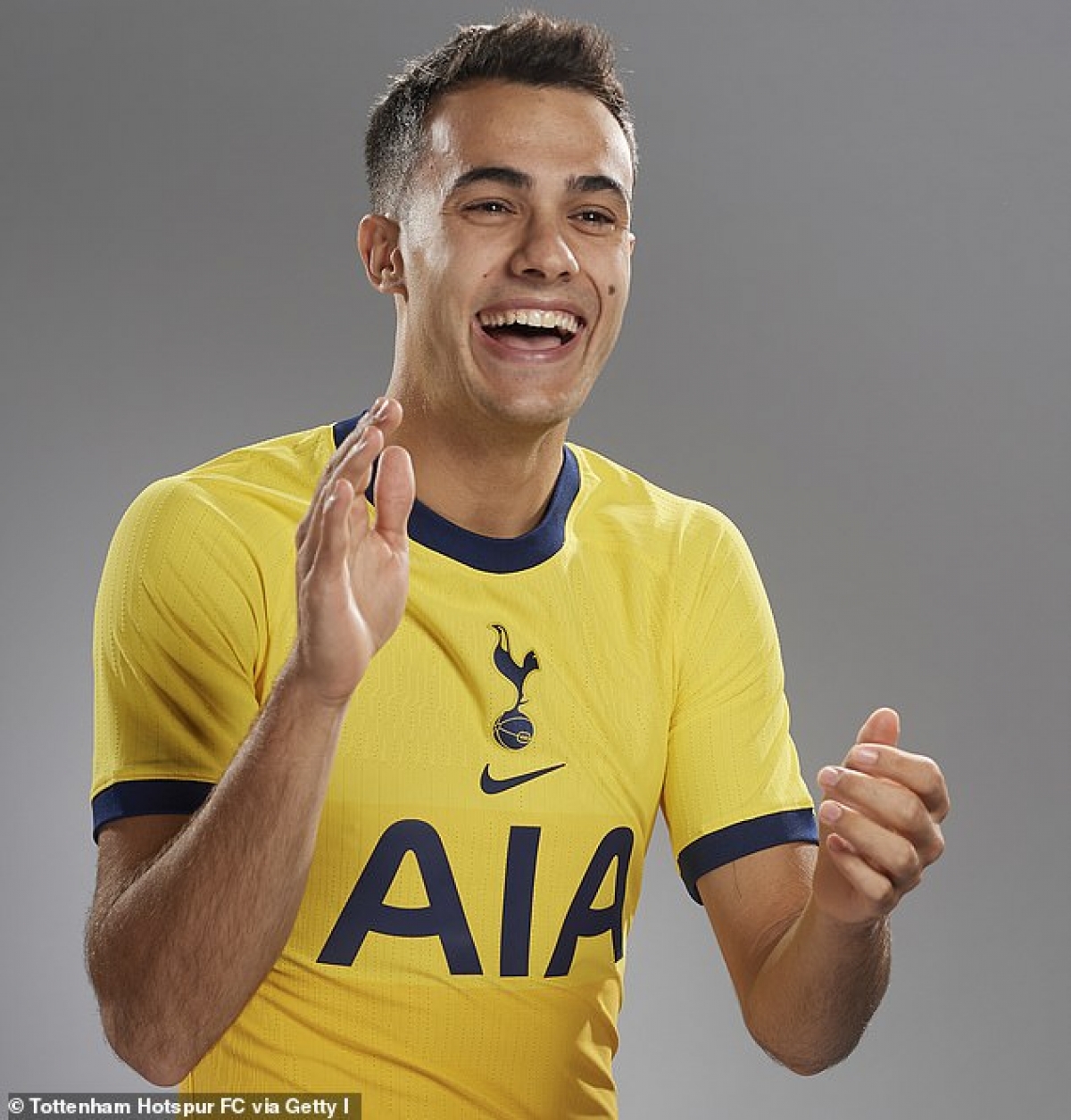 Tuyển thủ Tây Ban Nha ký hợp đồng 5 năm với Tottenham và sẽ nhận chiếc áo số 3.