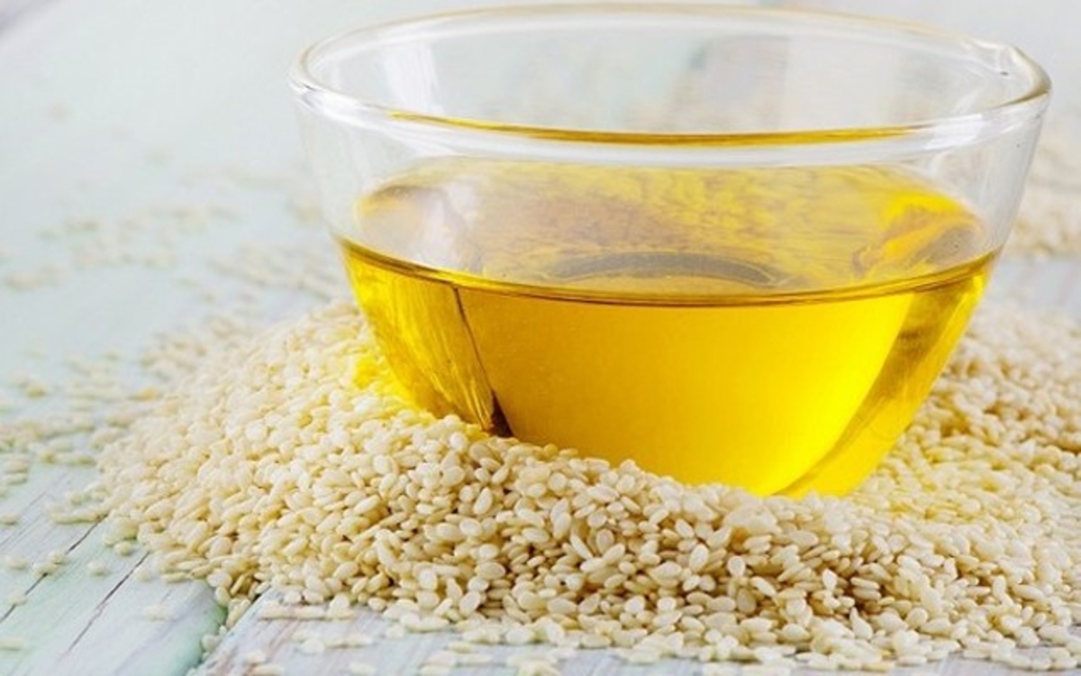 Dầu mè: Có chứa omega-3, omega-6, omega-9 cùng nhiều vitamin và khoáng chất khác, dầu mè kích thích mọc tóc tốt, đảm bảo tóc không bị chẻ ngọn, xơ rối.