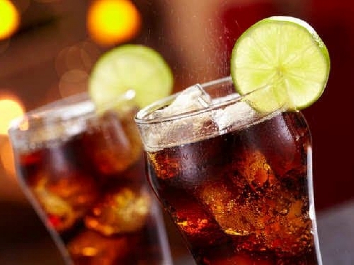 Soda và coca: Chất ngọt nhân tạo có liên quan đến đau đầu, chóng mặt và mất trí nhớ. Mặc dù không phải ai cũng bị đau đầu sau khi uống soda, nhưng đối với một số người, nó có thể là nguyên nhân gây ra đau đầu.
