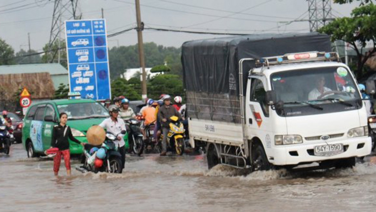 Một số công trình thoát nước chậm triển khai do vướng giải phóng mặt bằng khiến địa phương này bị ngập cục bộ khi mưa xuống (ảnh: ĐT)