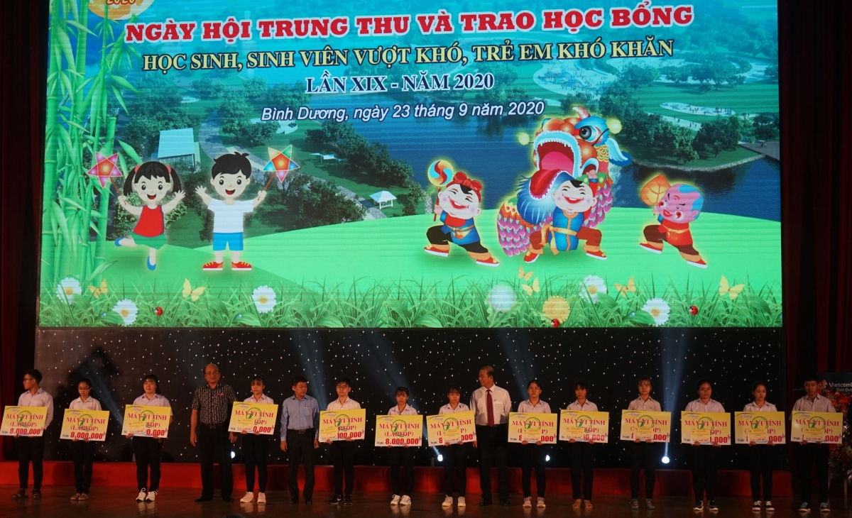 Những phần học bổng được trao cho các em học sinh có hoàn cảnh khó khăn.