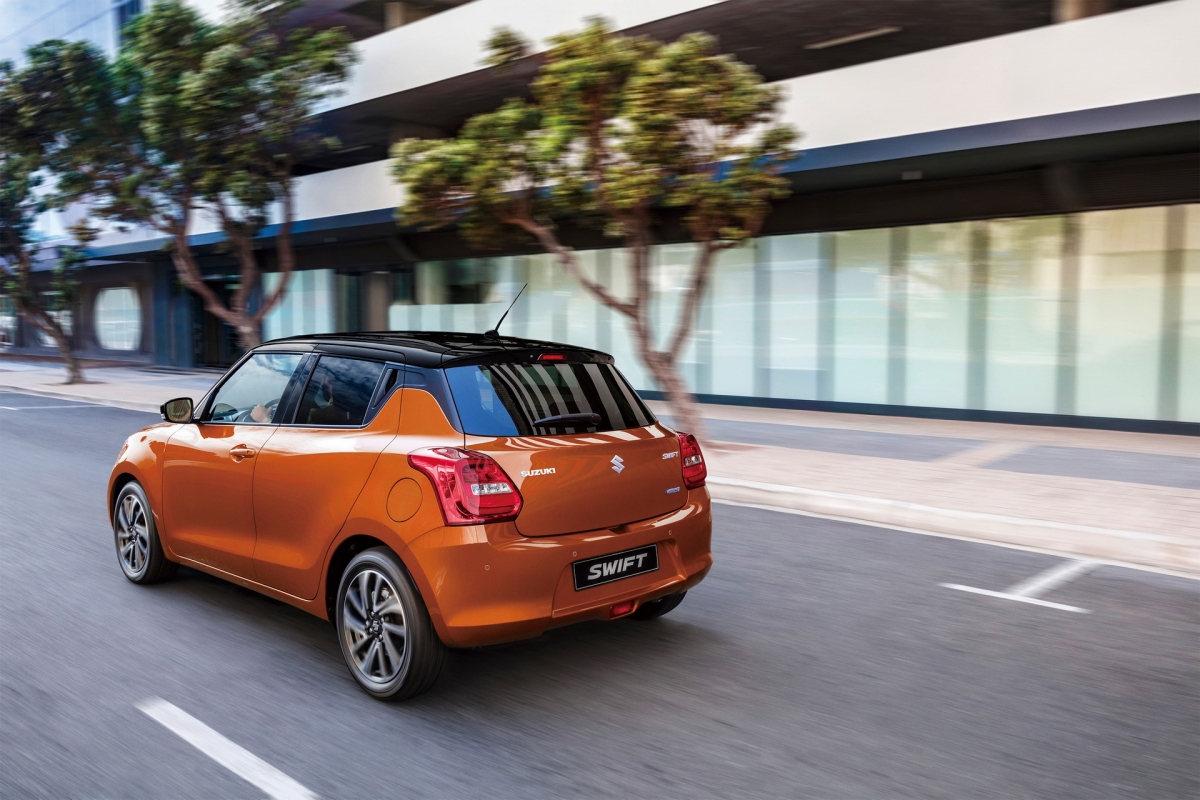 Suzuki Swift 2021 sẽ được cung cấp trong các bản SZ-L, SZ-T, SZ-T CVT, SZ5, SZ5 CVT và SZ5 AllGrip tại Anh. Giá khởi điểm từ 19.268 USD cho mẫu cơ sở, lên lần lượt 21.228 USD, 22.554 USD, 23.187 USD và 24.494 USD đối với các bản còn lại. Tất cả các mẫu xe đều được trang bị điều hòa, màn hình Smartlink với radio DAB, camera đảo ngược, vô-lăng bọc da, Ra-đa hỗ trợ phanh với điều khiển hành trình thích ứng, cửa kính một chiều ở phía sau và la-zăng 16 inch.