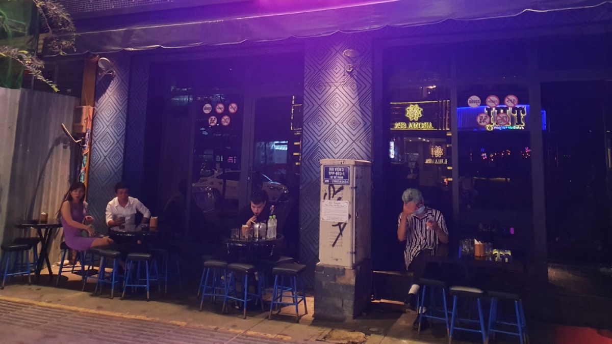 Tuy nhiên, lượng khách tới các quán bar còn thưa thớt