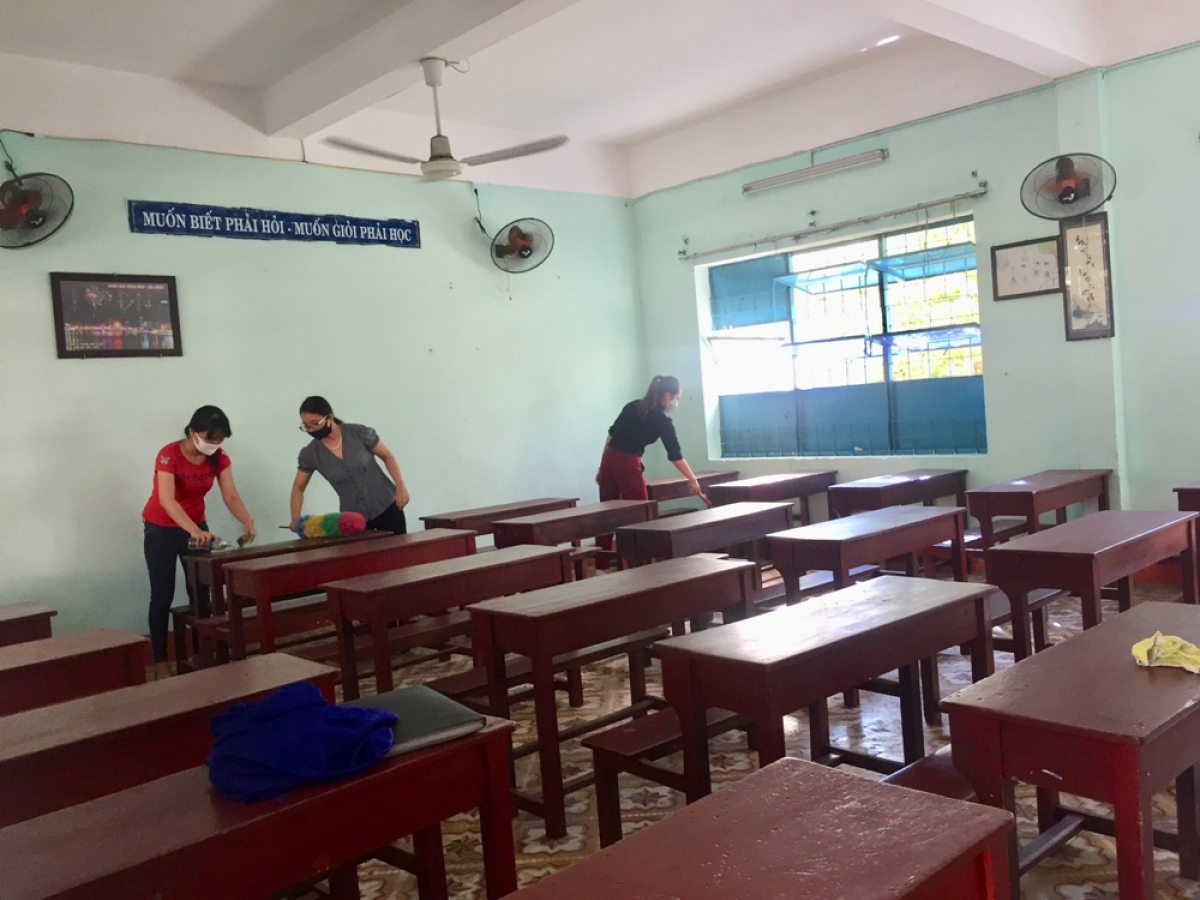 Công việc dọn vệ sinh đảm bảo môi trường sạch sẽ trong trường học ở Đà Nẵng cơ bản hoàn tất.