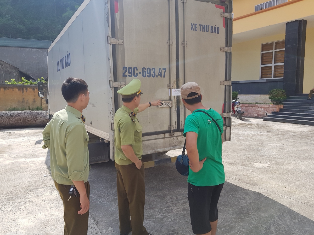 Lực lượng chức năng huyện Văn Lãng, tỉnh Lạng Sơn tạm giữ phương tiện để tiếp tục điều tra xử lý theo qui định của pháp luật