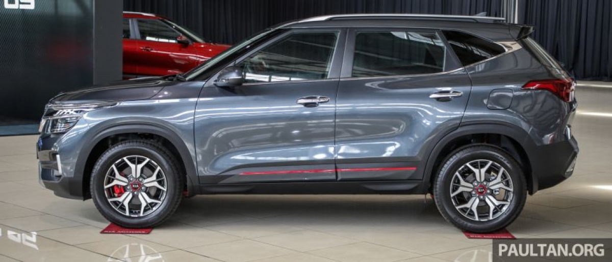 Chiếc SUV có kích thước dài 4.315 mm, rộng 1.800 mm, cao 1.645 mm và chiều dài cơ sở 2.610 mm. Không gian hành lý cho chiếc Seltos là 433 lít và có thể mở rộng lên tới 900 lít khi hàng ghế sau gập xuống.