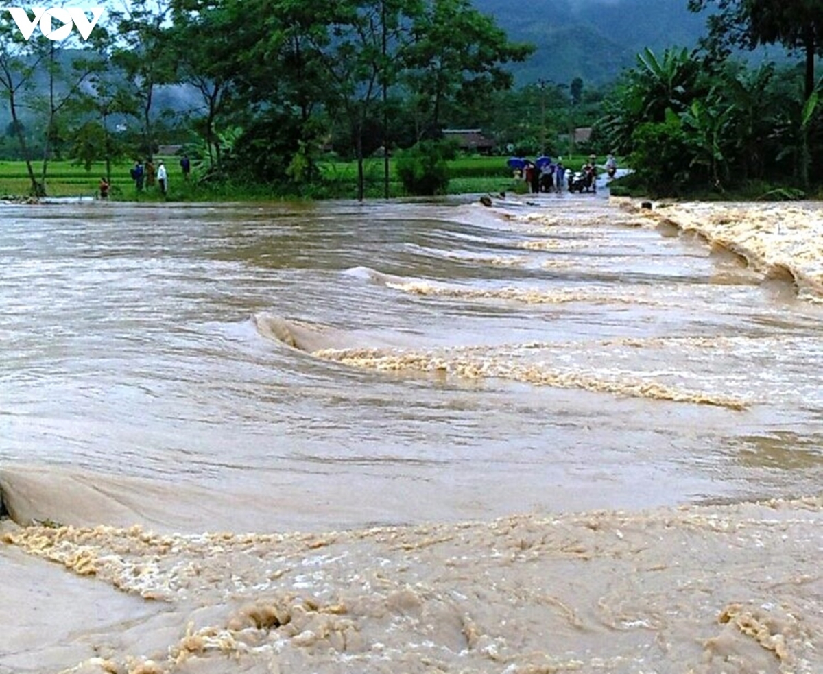 Nhiều ngầm tràn không thể qua lại do nước lớn ở huyện Lục Yên vào sáng nay (14/9).