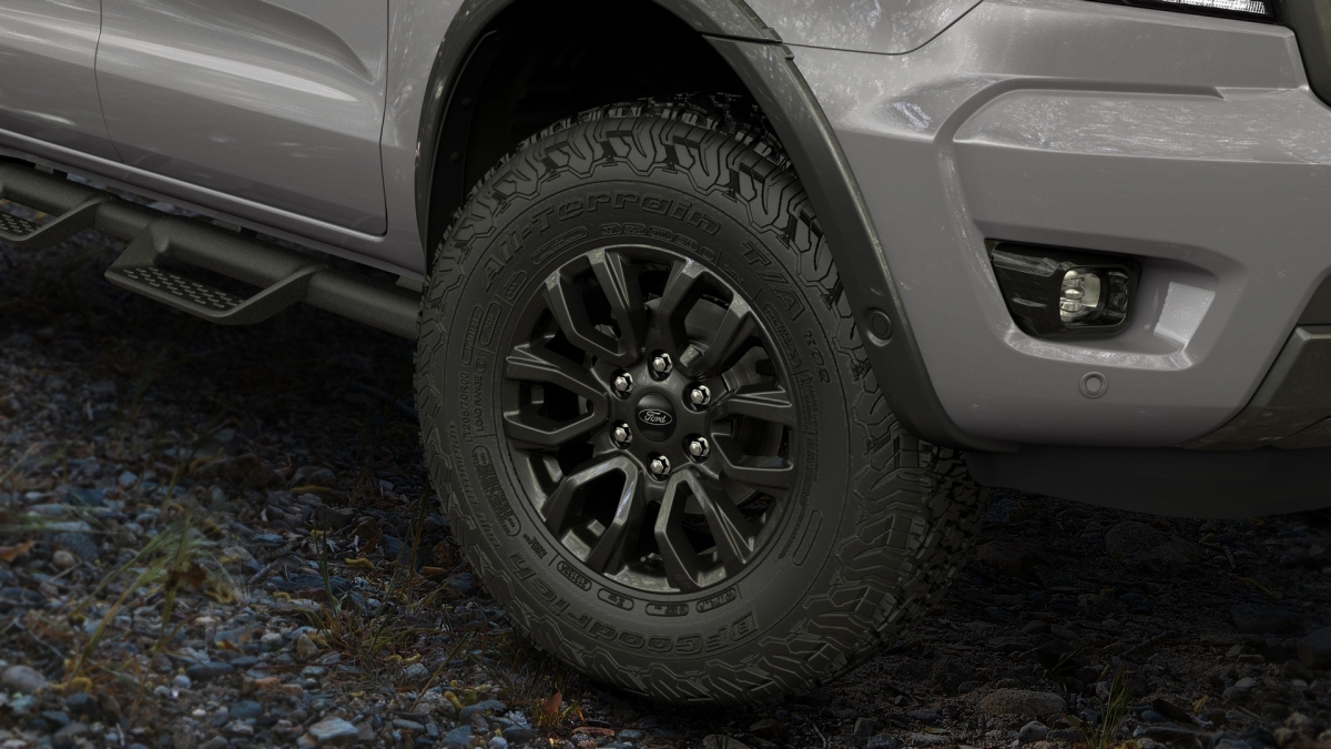Để cải thiện khả năng off-road của Ranger, Ford đã trang bị cho xe bộ la-zăng 17 inch độc quyền cùng lốp 265/70R17 BF Goodrich All-Terrain K02, giống với Ranger Raptor.