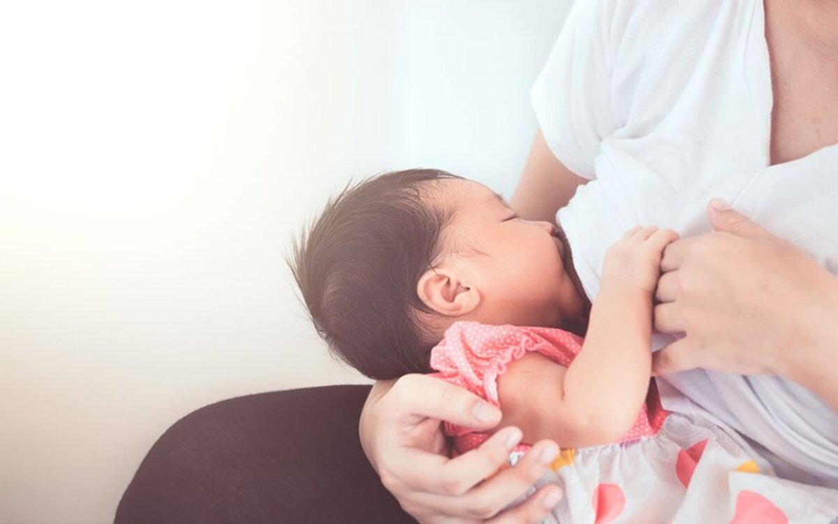 Cho con bú không phải là một việc dễ dàng: Cách cho con bú, lượng sữa, tư thế bú... sẽ tương đối khó khăn trong lần đầu tiên làm mẹ.