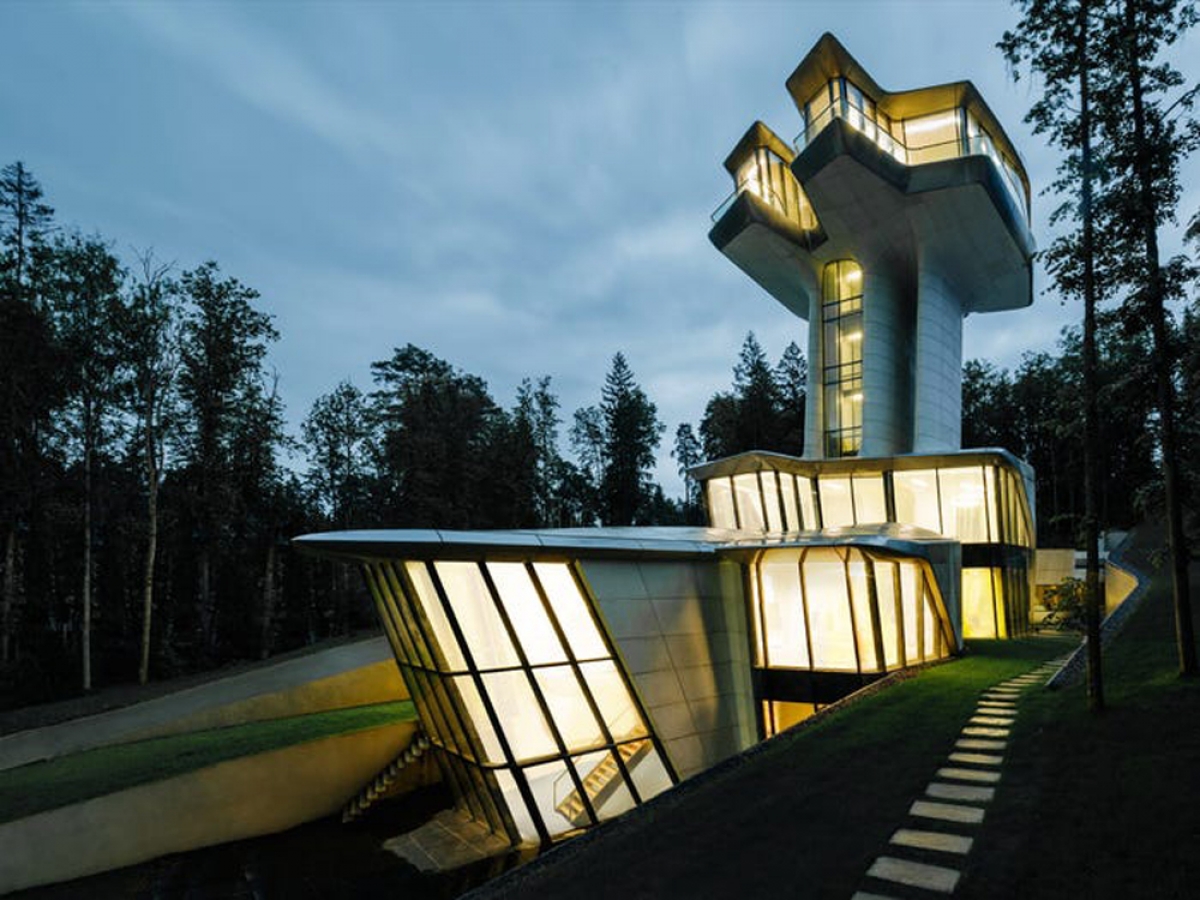 Căn nhà này có tên Spaceship House, được thiết kế bởi kiến trúc sư nổi tiếng Zaha Hadid. Đây cũng là công trình tư gia duy nhất mà nhà thiết kế này tạo nên.