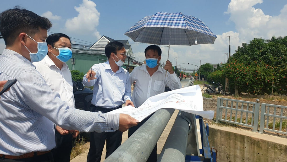 Các công trình trọng điểm chậm triển khai, mới đây, Thường trực HĐND tỉnh Bình Dương tổ chức đoàn kiểm tra, giám sát.