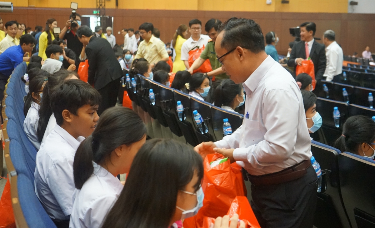 Những phần quà góp phần động viên, khích lệ tinh thần cho các em.