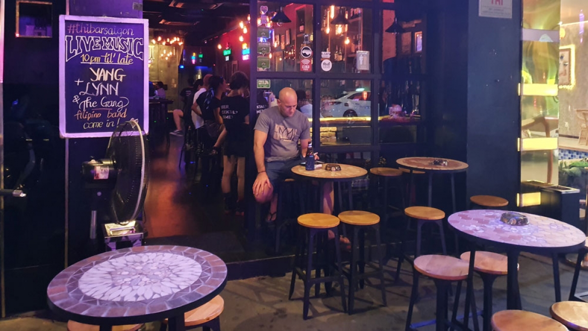 Một số quán bar có khách nhưng không đảm bảo khoảng cách tối thiểu