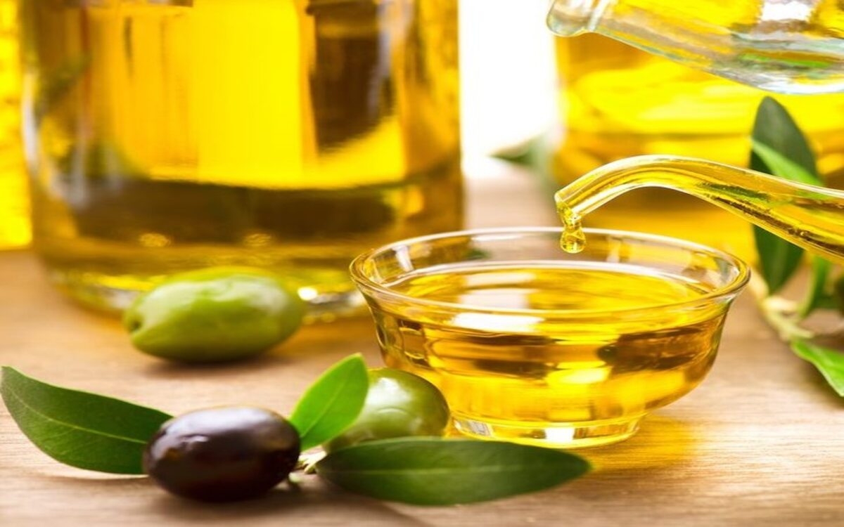 Dầu ô-liu giúp cải thiện lưu thông máu, giúp tóc nhận được nhiều chất dinh dưỡng, giảm bớt tình trạng viêm da tiết bã.