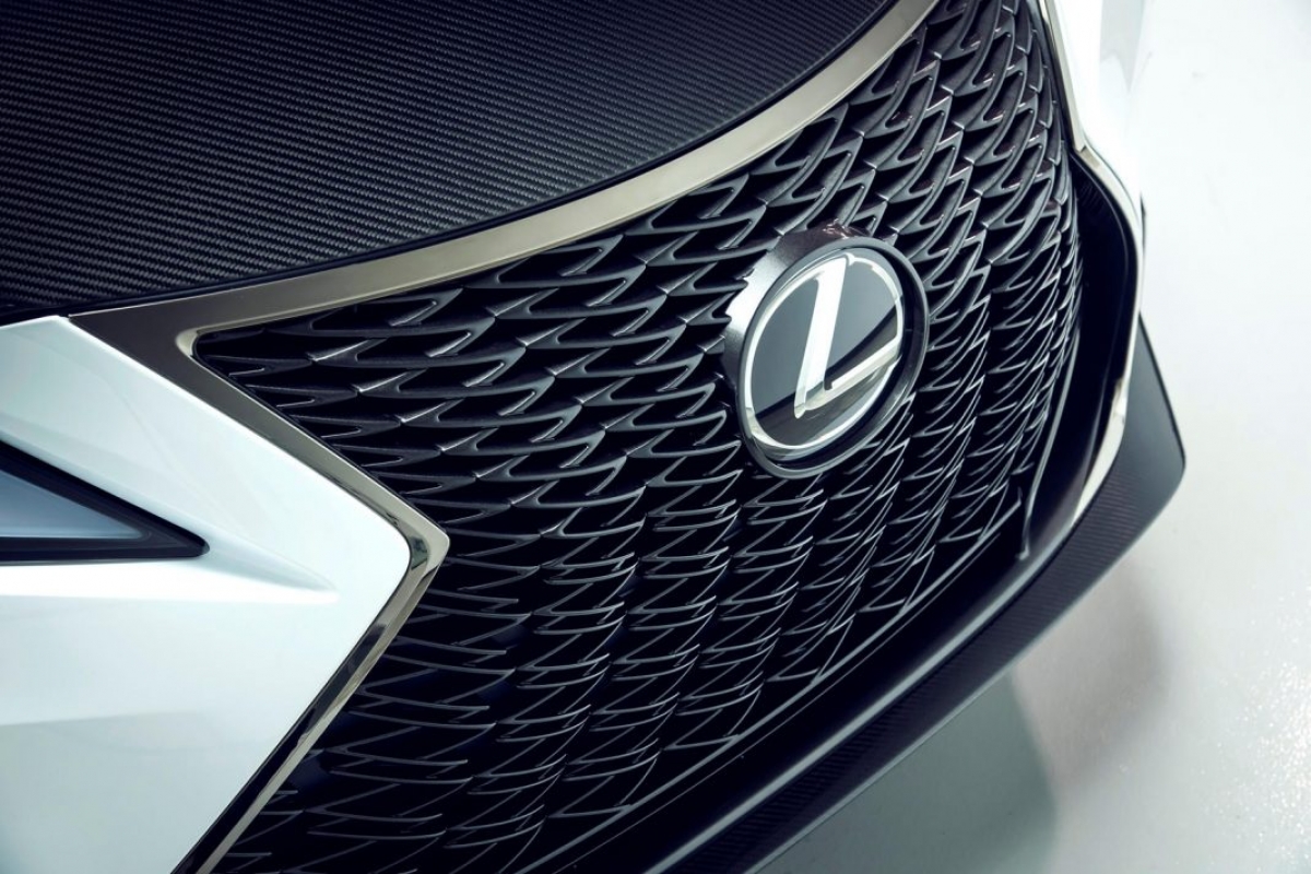 Màu trắng Arctic Blast Satin được Lexus cho biết là một trong những màu sơn bán mờ đẹp mắt nhất mà họ từng tạo ra, cùng với đó là sự bền bỉ được tăng cường để có thể chống chọi với các máy rửa xe tự động.
