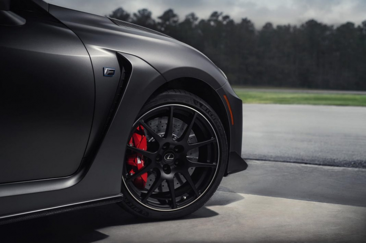 Về mặt công nghệ, giống với những chiếc Lexus khác, đời xe 2021 của RC F sẽ được trang bị tiêu chuẩn gói công nghệ hỗ trợ người lái Lexus Safety System+. Gói này sẽ bao gồm công nghệ giám sát điểm mù với cảnh báo phương tiện cắt ngang phía sau, gương chiếu hậu sưởi điện, ghế ngồi chỉnh điện có chức năng nhớ,… 