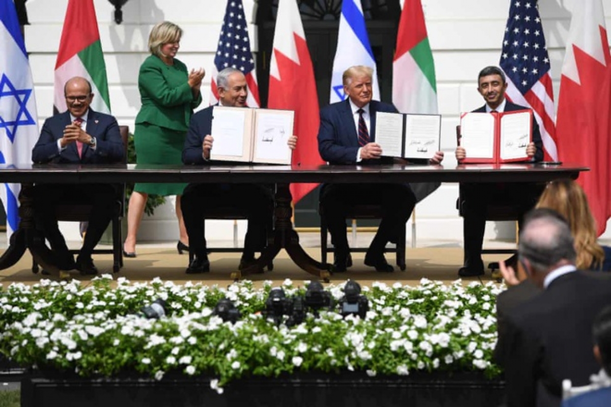 Thủ tướng Israel Benjamin Netanyahu và ngoại trưởng Bahrain cùng ngoại trưởng Các tiểu vương quốc A-rập thống nhất ký thỏa thuận bình thường hóa quan hệ hôm 15/9. Ảnh: Getty.