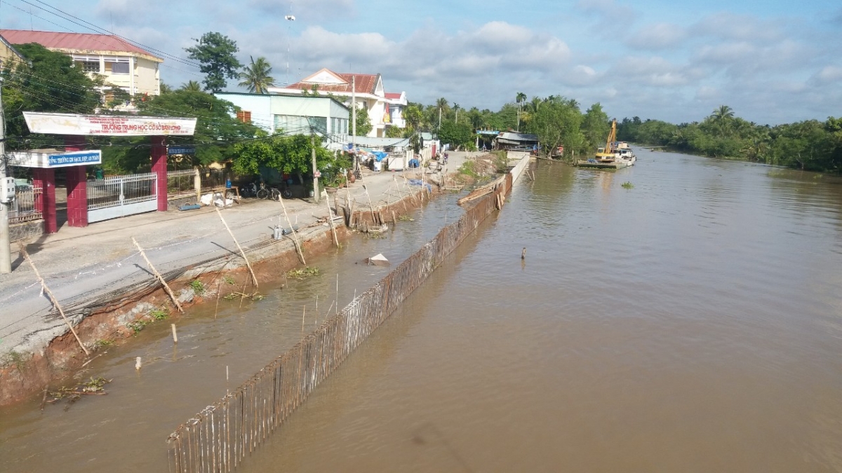 Tỉnh Tiền Giang đầu tư xây kè chống sạt lở do triều cường tại xã Bàn Long, huyện Châu Thành.