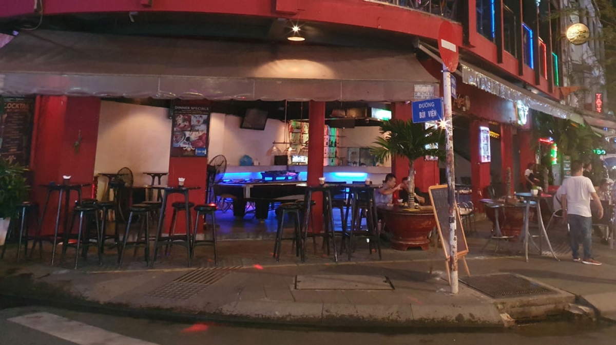 Những bộ bàn ghế trống tại một quán bar ngay đầu đường Bùi Viện