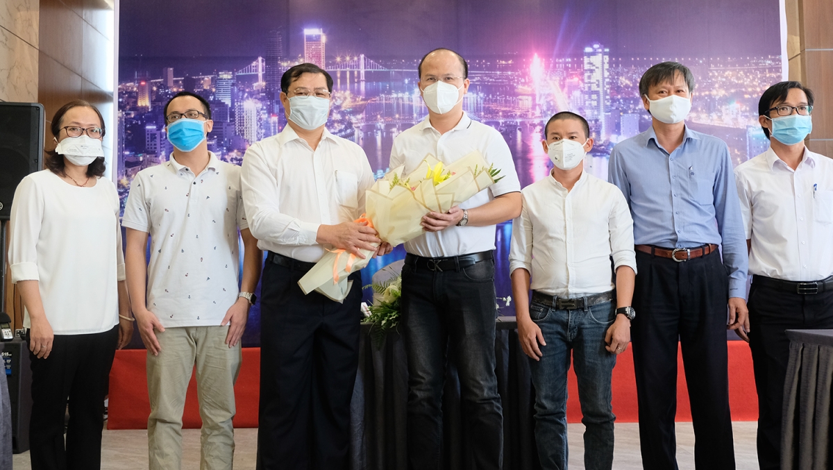 Tặng hoa cảm ơn các bác sĩ.