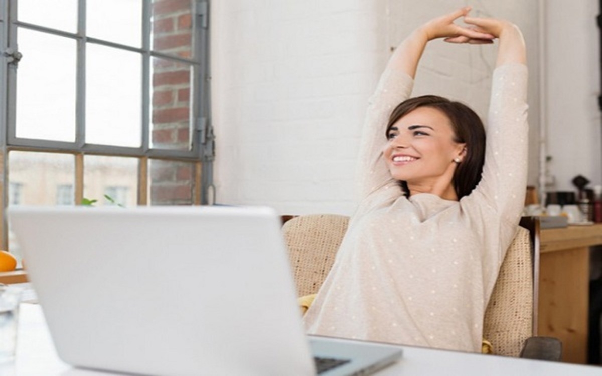 Xoay cột sống: Động tác xoay vặn cột sống sẽ giúp giải tỏa tình trạng căng thẳng tại vùng lưng, cột sống.
