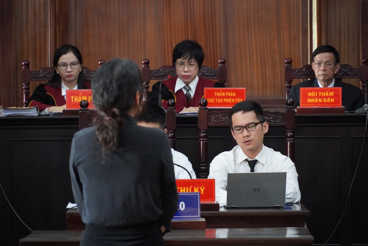 Bị cáo Thúy trả lời câu hỏi của HĐXX