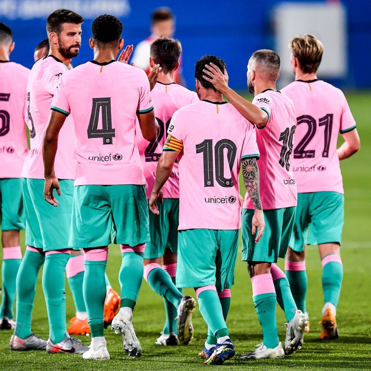 Sau đó. Messi nâng tỷ số lên 2-0 bằng cú đá chân phải ấn tượng ở phút 45.