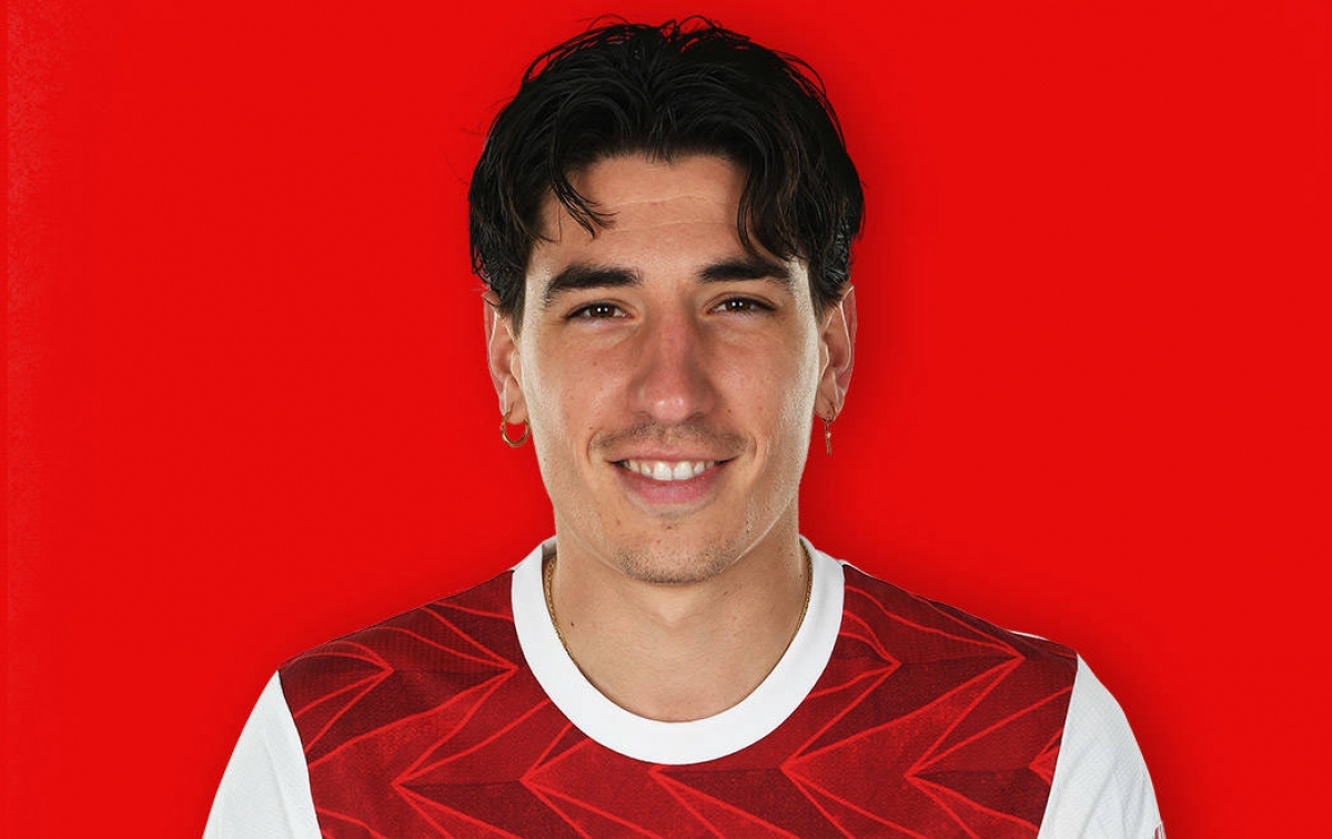 Chạy cánh phải: Hector Bellerin