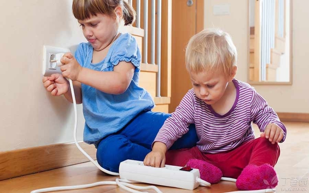 Cẩn thận với những vật dụng trong nhà: Xem xét kỹ các vật dụng trong nhà như ổ điện, dây điện, cánh tủ quần áo… vì chúng đều có thể làm tổn thương bé.