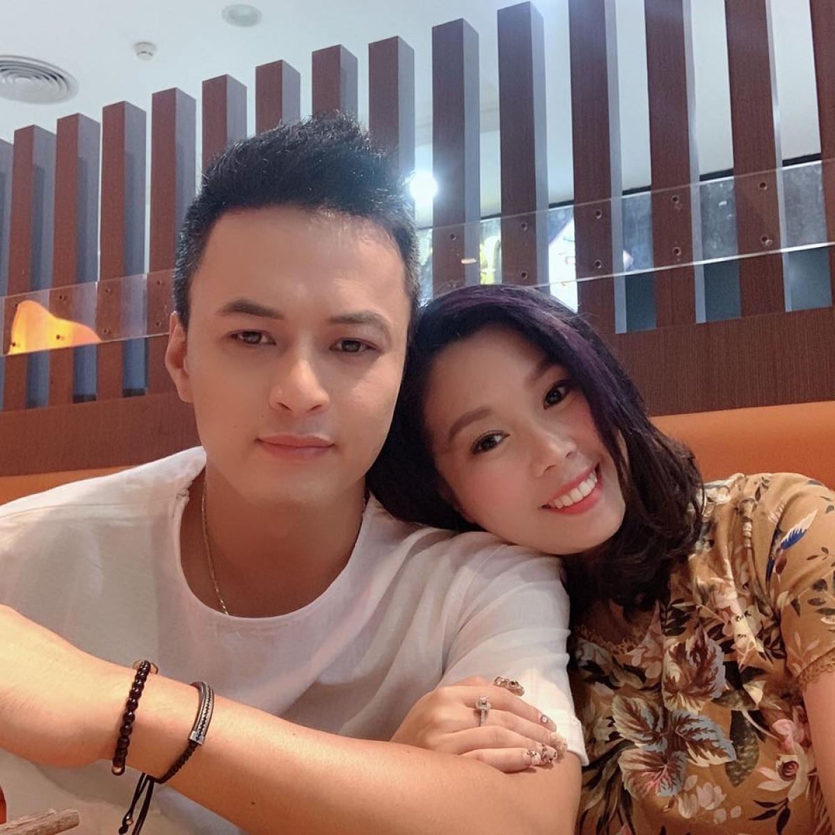 Hai vợ chồng luôn đồng hành và gắn bó hạnh phúc trong suốt 19 năm qua.
