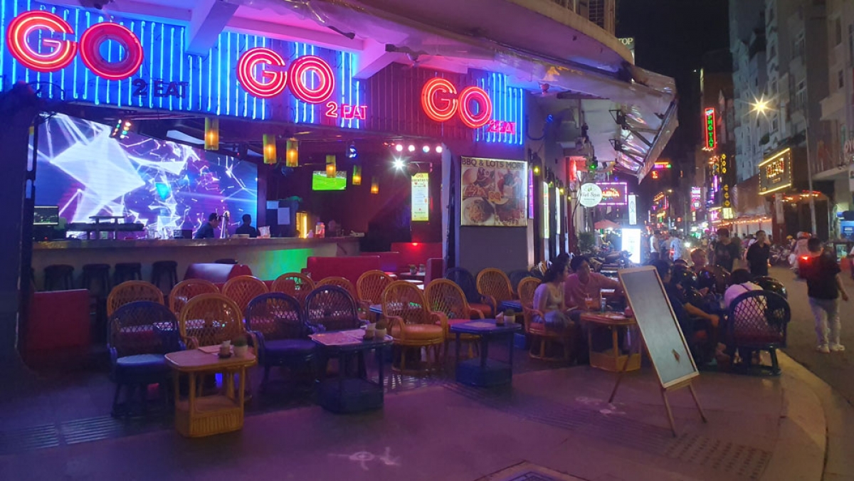 Nhiều quán bar trưng bảng giảm giá nhưng cũng không thu hút được khách