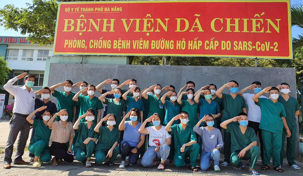 Bệnh viện dã chiến Hòa Vang chia tay các bác sĩ đã hỗ trợ thời gian qua.