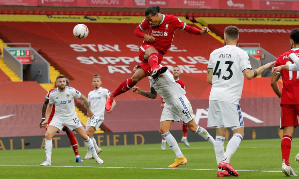 Virgil Van Dijk bật cao đánh đầu dũng mãnh, nâng tỷ số lên 2-1.