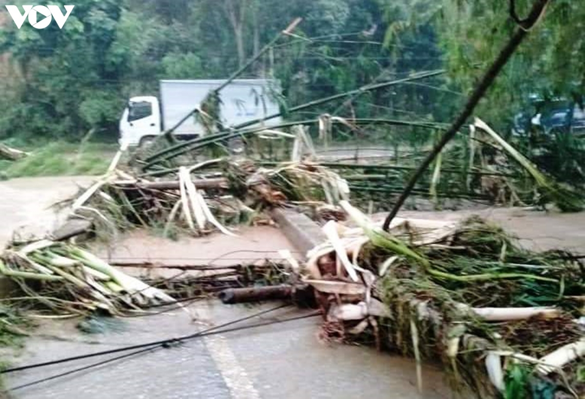 Xã Khánh Thiện ngổn ngang sau lũ.